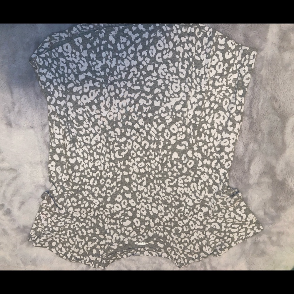 Grey cheetah print t